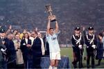 Diego Fuser alza la Coppa al cielo