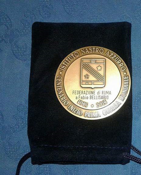 La medaglia ricevuta dall'Istituto del Nastro Azzurro per il libro "Dal Tevere al Piave"