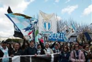 File:Tifosi Lazio Agenzia Entrate.jpg