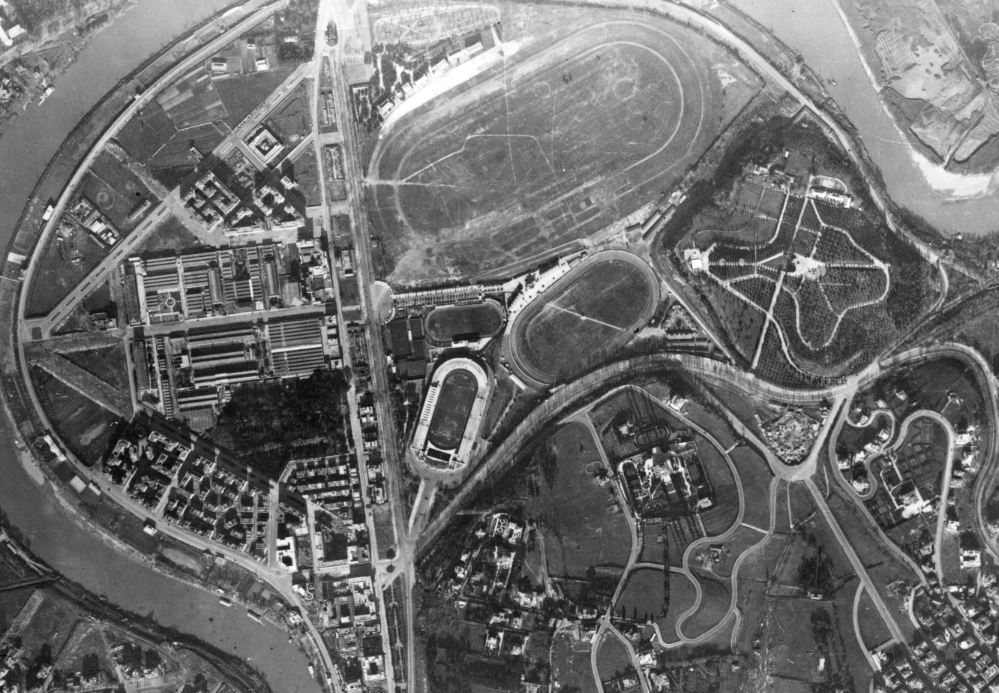 Questa immagine zenitale dell'area sportiva, risalente al 1934, mostra chiaramente la dislocazione delle strutture. Si distinguono la Rondinella, lo Stadio Nazionale e l'ippodromo