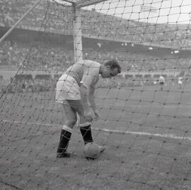 Burini raccoglire il pallone dopo un gol dell'Inter