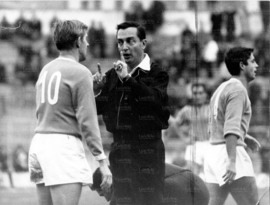 L'arbitro redarguisce Christensen, mentre, a destra, Fascetti si allontana.(Gentile conc. Sig. Marco Vichi)