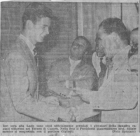 Il presidente Siliato si congratula con Giglietti in occasione della premiazione ufficiale dei giocatori per la vittoria al Torneo di Cannes