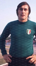 Indossa una insolita maglia verde