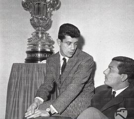 Stivanello nella sede della Lazio in compagnia di Franco Janich (La coppa è il Trofeo Teresa Herrera)