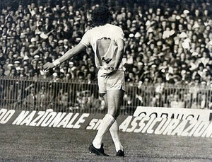 07apr74 maglia strappata.jpg