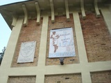 Il banner fuori dalla casina in Piazza della Libertà