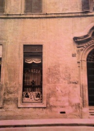 La vetrina del negozio di antiquariato di Galileo Massa a via del Babuino