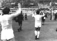 Dall'Unità: giocatori biancazzurri tentano di calmare la folla