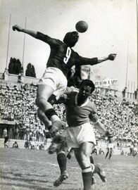 Un colpo di testa di Puricelli contrastato da Antonazzi