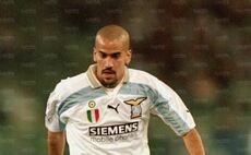 Veron con il "Double" (Scudetto e Coppa Italia) sulla maglia