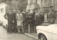 Con alcuni compagni di squadra davanti alla sede di via Rossini