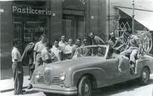 1952 - Giro d'Italia - Tappa a Roma - L'equipe dell'Arbos davanti alla Pasticceria Pontisso (per gentile concessione di Giancarlo Pontisso)