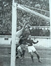 Demaria, su passaggio di Guarisi, impegna il portiere torinese che devia in corner