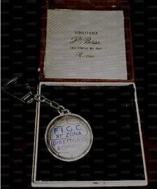 Con questo portachiavi la F.I.G.C. premiò i giocatori biancocelesti per la vittoria del Campionato Provinciale Ragazzi 1938/39. Questo è quello donato a De Pierro.