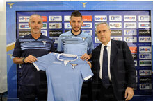 Filip Djordjevic nel giorno della presentazione in biancoceleste con il tecnico Stefano Pioli e il Presidente Claudio Lotito