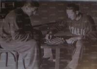 Piola, in ritiro con la Nazionale nel 1938, si concede una partita a dama con Rava