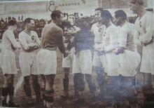 Il capitano della Lazio Bottacini offre un mazzo di fiori agli avversari in un Lazio-Padova 0-3 della stagione 1927/28