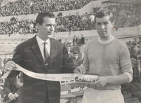 4 ottobre 1964 - Lazio Inter 1-1 - L'esordiente Vitali premiato con un orologio Pierce
