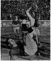 Cassano mentre esegue una rovesciata