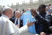 Louis Saha dona la maglia biancoceleste a Papa Francesco