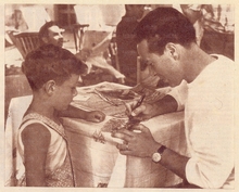 Aldo Puccinelli mentre firma un autografo ad un bambino