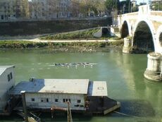 Foto 7: Sul fondo tratto del Lungotevere che costituiva uno dei limiti della Piazza d'Armi. L'"otto" della Lazio si sta allenando, come fa da 112 anni in nome dello Sport, sul suo fiume (foto: F.Bellisario ©).