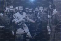 Piola stringe la mano allo zio Cavanna davanti a un bar inaugurato da questi a Napoli