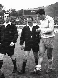 Prini discute con l'arbitro Marchese al termine del match (Archivio fotografico l'Unità)