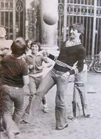 Una simpatica foto del calciatore che gioca con alcuni bambini