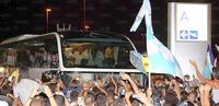Un'altra immagine del pullman attorniato dai tifosi
