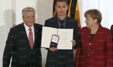 Miroslav Klose omaggiato da Angela Merkel