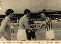 Lazio-Cannes 1-0: Lo scambio di gagliardetti tra il capitano laziale Macrino e il capitano francese