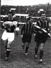 Sentimenti (V), capitano laziale, porta in dono un agnello. E' il 1 aprile 1956, Lazio-Inter 2-2. Da Archivio de "L'Unità"