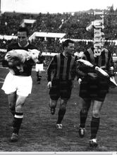 Sentimenti (V), capitano laziale, porta in dono un agnello. E' il 1 aprile 1956, Lazio-Inter 2-2. Da Archivio de "L'Unità"