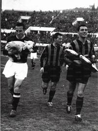 Sentimenti (V), capitano laziale, porta in dono un agnello. E' il 1 aprile 1956, Lazio-Inter 2-2 (Archivio de "l'Unità")
