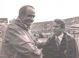 Il saluto tra i due allenatori