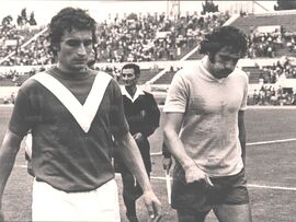 Chinaglia esce dal campo con il bresciano Cencetti e l'arbitro Panzino