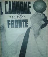 John Hansen palleggia di testa nel suo appartamento