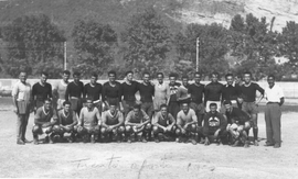 1950/51 - In posa con gli avversari la formazione del secondo tempo dell'amichevole Fiamme Gialle Trento-Lazio 1-7 del 24 agosto 1950