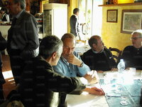 Al tavolo: Caroletta, il fratello di Testa, Lamonaca e Piola; in piedi Testa e Oddi