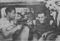 Il Giro del Lazio del 1945 è appena finito. Ha vinto a sorpresa Guidi, che ha preceduto di 11 secondi Fausto che ha forato una gomma nei pressi dell'arrivo, e Serse. Su una macchina dell'organizzazione Fausto si congratula con il vincitore mentre in secondo piano si vede Serse. I due fratelli gareggiavano insieme nella Lazio