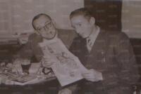 Piola mentre legge uno dei tanti articoli a lui dedicati