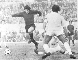 Pulici prova un'incursione guardato a vista da Giuseppe Wilson