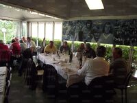 Nel tavolo a sinistra in senso orario: Girardi, Volpi, Vuerich, Spurio, Gagliardi e Vergini; nel tavolo a destra Bontempi, Vignoli, i due ex giocatori della Tevere Roma Pesci e Quaresima, un tifoso e Sulfaro