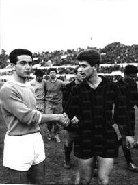 D'Amato stringe la mano a Rivera al termine dell'incontro. I due raccattapalle sono Claudio Brai e Francesco Corine, gli altri due milanisti Pelagalli e Benitez