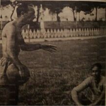 Notti istruisce un giovane calciatore della Lazio. E' il 1951.