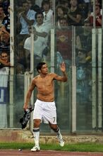 Col cuore: sotto la Curva nel 2008... Foto Getty Images