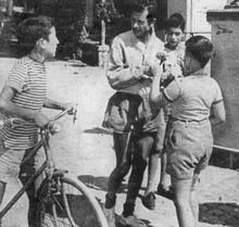 Muccinelli con alcuni giovani tifosi nel ritiro di Acquapendente nel 1957