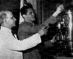 In questa foto del giugno 1957, Tozzi impara a fare il caffè nel comodo bar interno della sede di Via Frattina